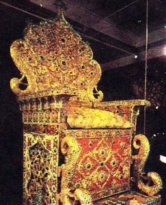 Golden Peacock Throne! A Stunning Symphony of Gold and Precious Stones from the Dvaravati Era.